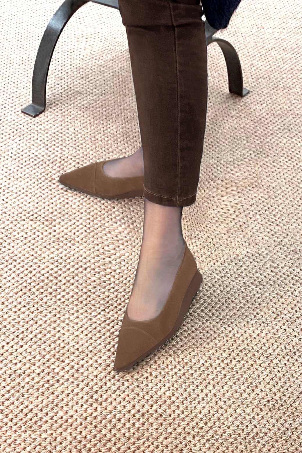 Chocolate brown women's ballet pumps, with wedge soles. Pointed toe. Flat rubber soles. Worn view - Florence KOOIJMAN